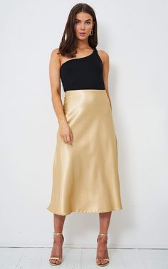 The ultimate satin midi skirt. Sits perfectly at the waist for a high rise look. Pairs well with sweaters to graphic tees. Skirt Midi Outfit, Satin Midi Skirt Outfit, Satin Skirt Midi, Midi Outfit, Silk Skirt Midi, Long Satin Skirt, Rok Midi, Midi Outfits, Skirt Outfits Fall