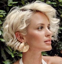 1920 Pixie Hair, Italian Hair Styles, Short Thick Hair Styles For Women, Silver Hair Color Ideas, Best Haircuts For Women, Haircut Tips, Bob Haircuts For Black Women, Short Blonde Pixie, Short Wavy Haircuts