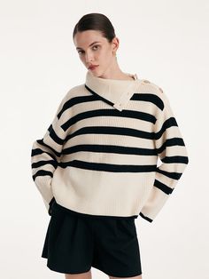 -Thermostatic -Wool fabric -Loose fit The sweater is made of wool fabric, which is comfortable and soft, breathable and skin-friendly. The black and white classic stripes make the overall style simple yet individualistic, suitable for wearing on various occasions. The button design on the shoulders creates a stylish collar shape. The loose fit is not picky about body shape, and the raglan sleeve design highlights the smooth lines of the arms, making it more casual and comfortable.Thermostatic Wo Funnel Neck Sweater, Beige And Black, Wool Turtleneck, Long Sleeve Short Dress, Loose Sweater, Smooth Lines, Short En Jean, Cashmere Wool, Mock Neck Sweater