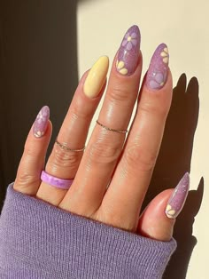 Elevate your manicure with these stunning light purple nail designs, perfect for spring and summer! From simple to intricate nail art, find inspiration for your next set of cute and trendy lavender nails. As an example, we love this idea with pastel purple and pale yellow nails with glitter and flowers. Light Purple Nails, Purple Nail Art, Lilac Nails, Purple Nail Designs, Cute Spring Nails, Flower Nail Designs