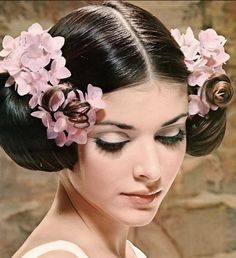 Flower Board, 5 Minute Hairstyles, Flowers In Her Hair, Retro Hair, Hairstyle Inspiration, Vintage Hair, Retro Hairstyles, Hair Reference, Vintage Vogue