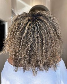 Cool Toned Curly Hair, Blonde Highlights On Short Curly Hair, Blonde 4a Hair, Full Highlights Curly Hair, Ash Blonde Curly Hair Black Women, Curly Hair Highlights Blonde, Blonde Curly Highlights