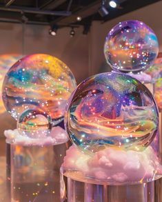 there are many soap bubbles on display in the store window and it looks like they're floating