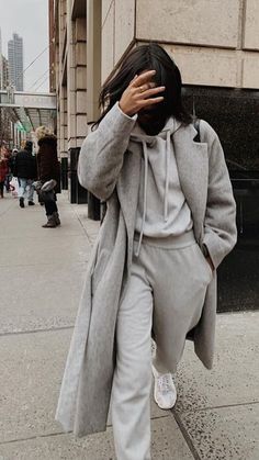 Los pants pueden ser una prenda para usar en casa o para hacer ejercicio, pero ¿Habías pensado usarlos para una cita? #pants #joggers #cita Vinter Mode Outfits, Nanny Life, Lazy Outfits, Chill Outfits, School Looks, Cooler Look