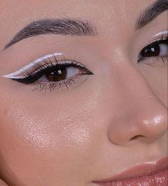 2 Color Eyeliner, Easy Graphic Liner Ideas, Easy Graphic Eyeliner Hooded Eyes, White Eyeliner Aesthetic, Aesthetic Eyeliner Looks, Eyeliner Styles Aesthetic, White Eyeliner Ideas, White Swan Makeup, Colored Eyeliner Looks