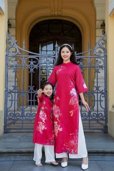 Matching mom and daughter Vietnamese traditional dress Festive Long Sleeve Matching Set Dress, Traditional Cotton Dresses Matching Set, Festive Long Sleeve Dresses Matching Set, Dress For Mom And Daughter, Dress For Mom, Mom Daughter Matching Dresses, Vietnamese Ao Dai, Mom And Daughter Matching, Vietnamese Traditional Dress