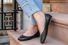 Fitted Almond Toe Flats For Everyday, Everyday Fitted Pointed Toe Flats, Closed-toe Everyday Flats, Flat Shoes Men, Black Flat Shoes, Classic Capsule Wardrobe, Black Flats Shoes, Ballerina Shoes Flats, All About Shoes