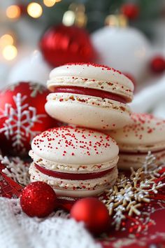 Festive Christmas macarons with red sprinkles surrounded by ornaments and snowflakes. Christmas Macaron Flavors, Macarons Flavors, Beautiful Christmas Cookies, Macarons Christmas, Macarons Ideas, Macarons Aesthetic, Red Macarons, Macaron Art, Christmas Macarons