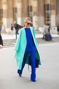 Monochromatic Fashion, Color Blocking Outfits, Monochromatic Outfit, Cool Winter, Moda Paris, Stil Elegant, Neue Outfits, Paris Street, Green Outfit