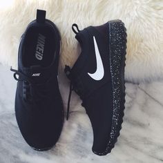 Find More at => http://feedproxy.google.com/~r/amazingoutfits/~3/6j5C5lOhTeE/AmazingOutfits.page Kasut Nike, Nike Stuff, Kasut Wanita, Nike Id, Nike Roshe Run