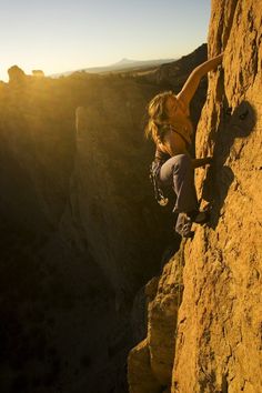 a man climbing up the side of a mountain with text overlay that reads, faca agora 65 veces depols vitra nunca