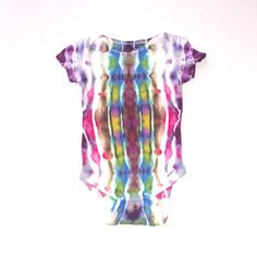 This is a Gerber brand Onesie tie dyed with Dharma Fiber Reactive Procion Dyes on 100% cotton. Tie Dye Onesie, Gender Neutral Baby, Tie Dyed, Baby Bodysuit, Batik, Onesies, Baby Clothes, Tie Dye, Kids Outfits