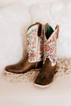 Cute Cowgirl Boots Cheap, Simple Western Boots, Western Style Shoes, Womens Western Boots Square Toe, Women’s Square Toe Cowboy Boots, Ariat Boots Women, Western Cowgirl Boots, Women’s Cowboy Boots, Womens Square Toe Cowboy Boots