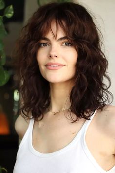 Wispy Bangs and Curly Hair Combo Aesthetic Hairstyles For Medium Hair, Wavy Hair Bangs, Medium Length Wavy Hairstyles, Medium Wavy Hair, Medium Length Wavy Hair, Aesthetic Hairstyles, Bronze Hair, Haircuts For Medium Length Hair, Wavy Hairstyles Medium