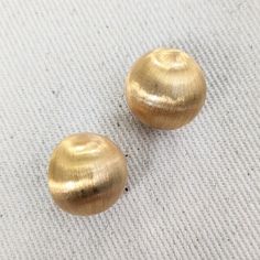 Elevate your style with our Dome Minimalist Stud Earrings! Crafted from brass, sealed in 14 karat gold-plating, these dome-shaped earrings are perfect for adding a touch of modern elegance to any outfit. The minimal design makes them versatile to wear for any occasion. Round Ball Minimalist Stud Earrings Brass 14K gold-plated Weight ~8.2 gm Size 1.7 cm * 1.7 cm Minimalist Stud Earrings, Dome Earrings, Minimalist Earrings Studs, Minimalist Studs, Cuff Bangle Bracelet, Cuff Bangles, Ring Collections, Modern Elegance, Elevate Your Style