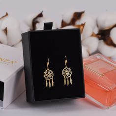 Embrace positive vibes with our handcrafted dangle earrings. Available in Yellow, Rose, or White Gold, these 14K gold greek key dangle earrings feature round discs and dangling feathers, capturing the beauty of dreams while dispelling negativity. The leverback closure ensures secure wearing, perfect for everyday or special occasions. PRODUCT DETAILS: Material: 14K Solid Gold (real solid gold, no gold filled or gold plated material) Gold Color Choice: Yellow Gold, Rose Gold, White Gold The feathe Gold Dreamcatcher, Dream Catcher Earrings, Boho Chic Earrings, Symbol Of Protection, Dangle Hoop Earrings, Chic Earrings, Gold Circle, Earrings Christmas, Leverback Earrings