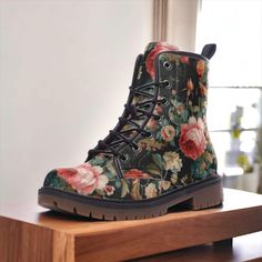 CES BOTTES ONT UNE TAILLE AMÉRICAINE ! VEUILLEZ MESURER VOS PIEDS SOIGNEUSEMENT EN UTILISANT LA MÉTHODE INDIQUÉE SUR LES PHOTOS DE L'ANNONCE ! VOTRE pointure habituelle peut ne pas être la bonne taille pour ces bottes, et nous ne sommes pas en mesure de proposer des retours ou des échanges si vous commandez la mauvaise pointure. SI VOUS AVEZ BESOIN D'AIDE, VEUILLEZ DEMANDER  Quelle meilleure façon de faire sensation qu'avec des oeuvres d'art à porter aux pieds ! 🖤 Respectueuses de l'environnement et incroyablement confortables, ces bottes sont fabriquées sur mesure à partir de cuir végétalien doux comme du beurre et d'une semelle synthétique robuste. Ces bottes mi-hautes mesurent environ 6 pouces de la voûte plantaire au sommet. La plateforme mesure environ 0,75 pouces. La languette est r Coquette Boots, Boots Boho, Crocs Flip Flops, Lightweight Boots, Vegan Leather Boots, Floral Boots, Horse Boots, Bags Leather Handbags, Hippie Art