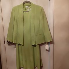 Apple Green 2 Piece Classy Suit. Green Formal Sets For Fall, Green Evening Sets For Spring, Classy Suits, 2 Piece Suit, Apple Green, 2 Piece, Midi Dress, Size 6, Womens Dresses