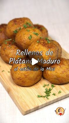 some food on a wooden cutting board with the words rellenos de platenad maduro