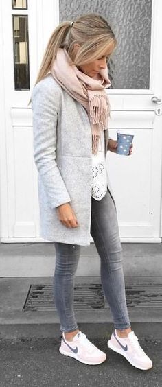 Fall Outfits 2018, Fall Fashion Coats, Casual Chic Outfits, Well Dressed Women, Cozy Winter Outfits, Mode Casual, Outfit Jeans, Trendy Street Style