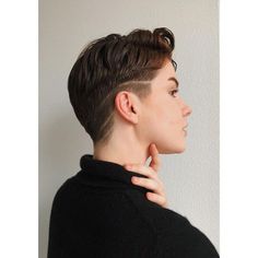 Haircut Short On Sides Long On Top, Adrogonus Hair Short, Gender Queer Haircuts, Gender Affirming Haircut, Short Androgynous Hair, Androgynous Short Hair, Short Enby Hair, Short Gender Neutral Haircuts, Androgynous Hair Short