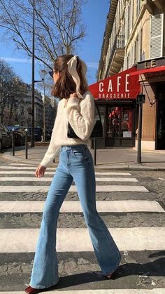 Fashion 23, Flare Jeans Outfit, Looks Jeans, Mode Hippie, School Looks, Trendy Fall