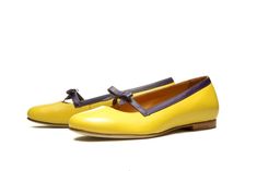 Just like sunny days this handmade yellow leather ballet flats never goes out of style. Classic slip-on ballet will be the chic shoe you reach for again and again. Embellished with trim and bow in front these round toe low cut vamp ballet is indispensable part of every woman's wardrobe. Make your basics anything but basic. With cushioned insole they are made for everyday wear and walk for miles in style. Full leather outer, interior and sole. DETAILS: Full leather upper, lining and sole Leather Black Court Shoes, Yellow Pumps, Leather Drawstring Bags, Boho Shoes, Shoes Yellow, Bridal Flats, Chic Shoes, Yellow Shoes, Bow Shoes