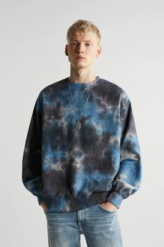 Cute Tomboy Outfits, Tie Dye Men, Patchwork Sweatshirt, Zara Portugal, Tie Dye Shirts, Cut Sweatshirts, Tomboy Outfits, Men Sweatshirt, Cool Outfits For Men