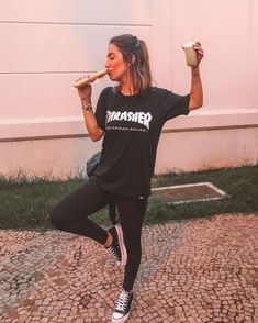 Legging Tshirt Outfit, Oversized Tshirt Outfit Leggings, Oversized Tshirt Outfit, Oversize Tshirt Outfits, Look Legging, All Black Fashion, Cute Lazy Outfits, Outfits With Converse, Legging Outfits