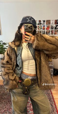 Outfit Inspo Jeans, Fur Jacket Outfit, Jewellery Photo, Jacket Baseball, Fashion Grunge, Cool Fashion, Jacket Outfit, Inspo Outfit, Mode Inspo