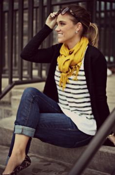 Cute! - scarf Casual Glam, Casual Outfits For Moms, Yellow Scarf, Blazer Jeans, Cooler Look, Stripe Shirt, Casual Winter Outfits, Mom Outfits, Mode Vintage