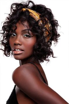 Tied Up Hairstyles, Curly Women, Diamond Face Hairstyle, Bandana Women, Trendy Bob Hairstyles, Headband Scarf, Scrub Corpo, Quiff Hairstyles, Curly Short