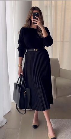 #Outfit#Trends#Fashionista#FashionForward#TrendingNow Winter Elegant Outfits Women, Classy Outfits For Women Dress Casual, Office Ootd, Lady Outfits, Rok Outfit, Interview Attire, Chique Outfit, Rok Plisket, College Outfit