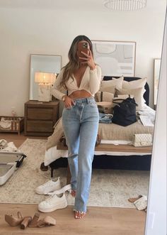 Winery Women Outfit, Going Out Mom Jeans Outfit, Women Bar Outfits, Causal Night Out Outfits For Women, Spring Bodysuit Outfit, Causal Cute Outfits For Women, Fashion For Muscular Women, Spring Outfits Going Out, Casual Winter Bar Outfit