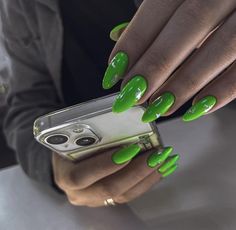 Best Valentine's Day Nail Designs 2024 Acrylic Nail Art Ideas for Valentine's Day💚 Hand Model Poses Nails, Hand Poses Nails, Poses For Nails, Nail Posing Ideas, Manicure Poses, Nail Tech Headshots, Nail Pictures Instagram, Hand Poses For Nails, Poses To Show Off Nails