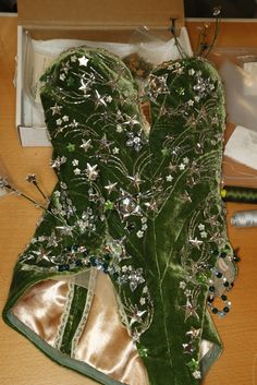 Emerald Green Velvet, Looks Party, Velvet Bodysuit, Miranda Kerr, Mode Inspiration, Green Velvet, Fancy Dresses, Costume Design, Justin Bieber