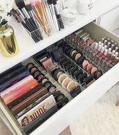 Makeup Organization Ikea, Desk Drawer Organisation, Makeup Room Ideas, Bedroom Desk Organization, Organized Makeup, Diy Makeup Organizer, Koleksi Makeup, Make Up Diy, Makeup Collection Storage