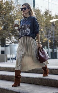 Street Style Looks Winter 2022, Cool Edgy Outfits For Women, Celebrity Fashion 2023, Blue Coatigan Outfit, Isabel Marant Street Style Outfits, Men’s Shirt Outfit For Women, Soho Street Style, Diva Chic Style, Porto Portugal Outfits