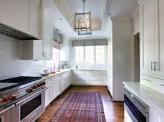 Interior Design Ideas - Home Bunch Interior Design Ideas Narrow Kitchen Design, White Kitchen Counters, Bathroom Cabinets Designs, Narrow Kitchen, Kitchen Transformation, Industrial Livingroom, White Kitchen Design, Transitional Kitchen, Kitchen Inspiration Design