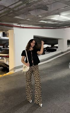 Outfit Teatro, Animal Print Outfits Party, Styling Leopard Pants, Animal Print Top Outfit, Animal Print Pants Outfit, Leopard Pants Street Style, Animal Print Pants Outfit 2024, Leopard Pants Outfit, Zara Leopard Pants