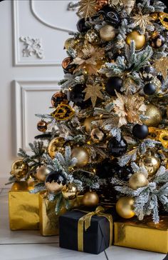 a decorated christmas tree with gold and black ornaments