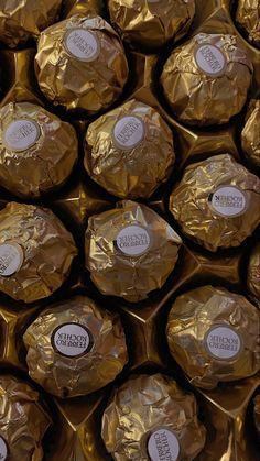 #wallpaper #wallpapers wallpaper wallpapers sweet candy gold choco chocolate ferrero ferrero rocher Chocolates Instagram Story, Candy Wallpaper Sweets, Chocolate Astetic, Chocolate Wallpaper Cute, Chocolates Aesthetic, Desserts Wallpaper, Chocolate Wallpapers, Candy Choco