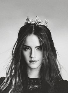 the cover of wonderland magazine features an image of a woman with long hair and a crown on her head