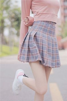 Black And White Outfit, Stylish Lady, Hipster Outfits, Plaid Fashion, Plaid Skirt, Metal Clay, Kawaii Clothes, Mode Vintage, Plaid Skirts