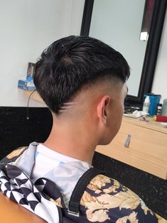 Desvanecido compacto en V Mid Fade En V, Celebrity Smiles, Burst Fade, Mid Fade, New Photos Hd, Faded Hair, Cristiano Ronaldo 7, Boys Haircuts