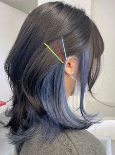 Hair Dye Ideas Two Tone, Ash Blue Peekaboo Hair, Korean Two Tone Hair Color, Korean Underdye Hair, Fun Underneath Hair Color, Ideas For Hair Dye, Tone Hair Color, Secret Hair Dye, Colored Hair Peekaboo