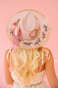 HORSESHOE PINK RANCHER HAT RANCHER HAT Judith March Pink Cowboy Hat Outfit, Cowgirl Hat Outfit, 70s Cowgirl, Colorful Cowgirl, Aesthetic Hats, Horses Design, Country Pink, Pink Color Palette, Rancher Hat