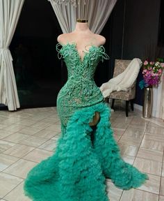 Photoshoot Baddie, Custom Made Prom Dress, Prom Inspo, Prom Poses