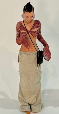 Coachella Outfit Ideas Street Styles, Mrs Bella, Cargo Skirt Outfit, Look Grunge, Mode Zara, Long Skirt Outfits, Bella Hadid Outfits, Bella Hadid Style, Hadid Style