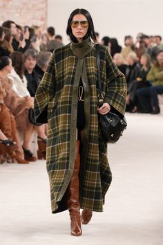 Chloé Fall 2024 Ready-to-Wear Collection | Vogue Chloe Fashion Show 2024, Chloe 2024 Fall, Chloe 2024, Fashion Trend Forecast, Phoebe Philo, Sienna Miller, Trendy Fall, Alexa Chung, Hot Outfits